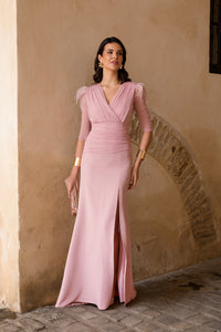 Vestido largo drapeado con escote cruzado rosa nude