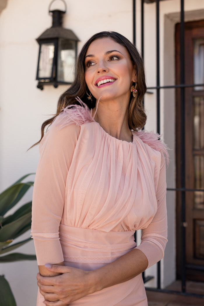 Vestido midi drapeado nude