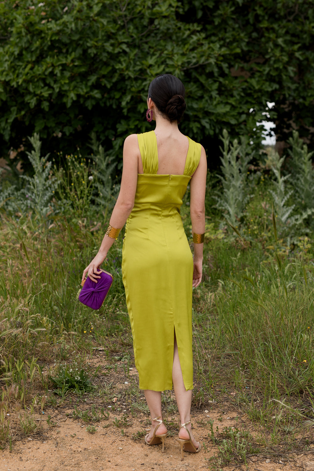 Vestido midi com decote halter