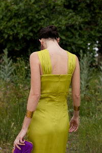 Vestido midi com decote halter