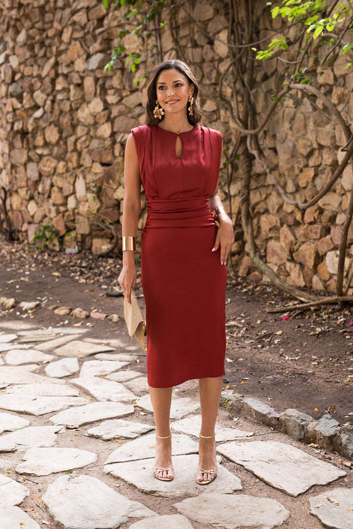 Vestido midi com decote halter