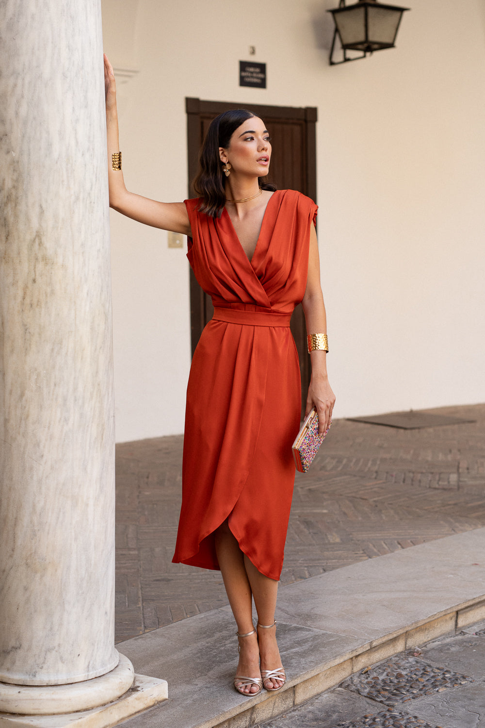 Vestido midi com decote halter