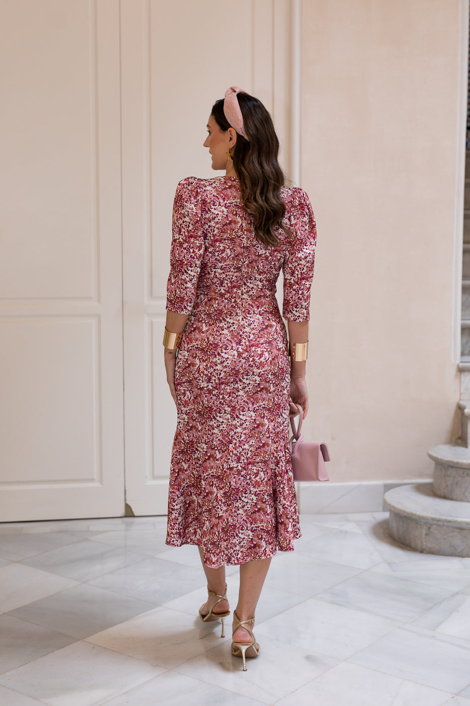 Vestido midi com decote halter