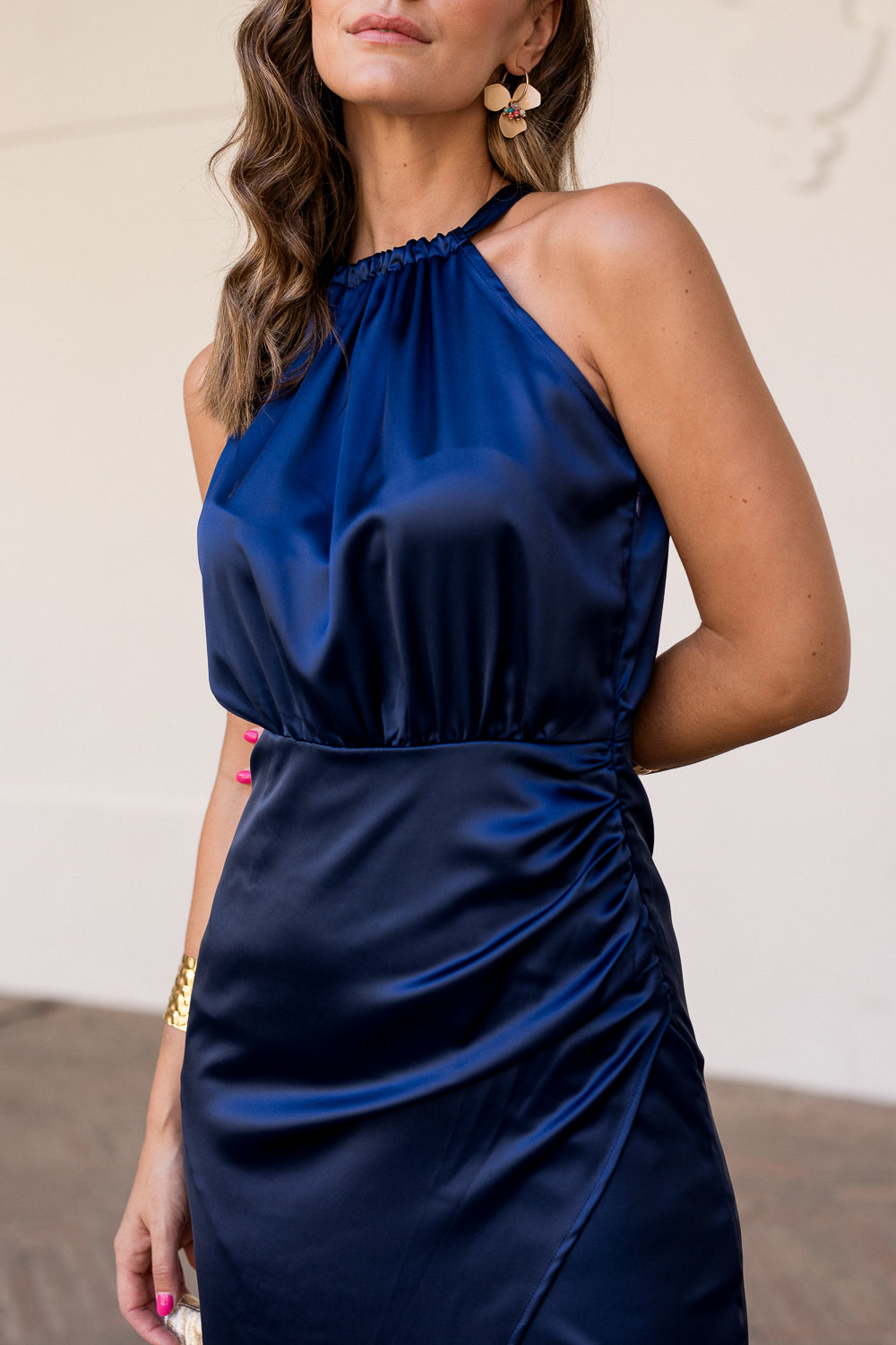 Vestido midi azul meia-noite com laço e laço