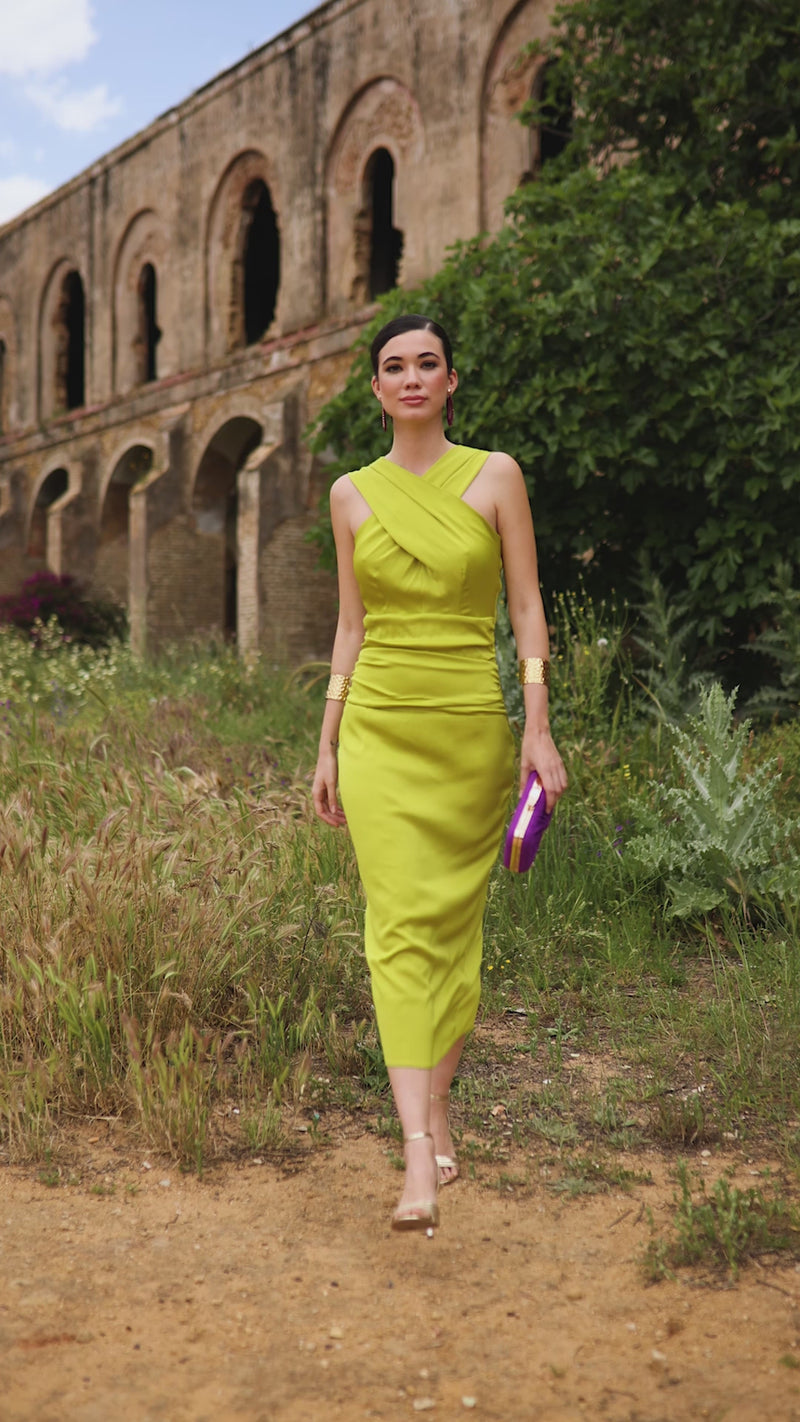 Vestido midi com decote halter