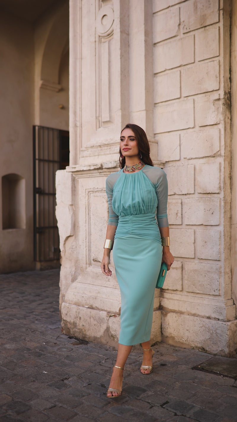 Vestido midi drapeado con mangas de tul escote redondo