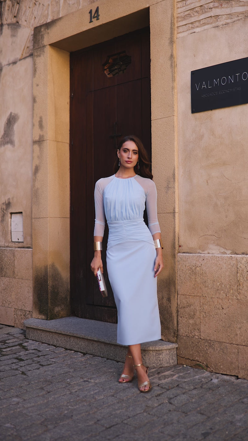 Vestido midi drapeado con mangas de tul escote redondo